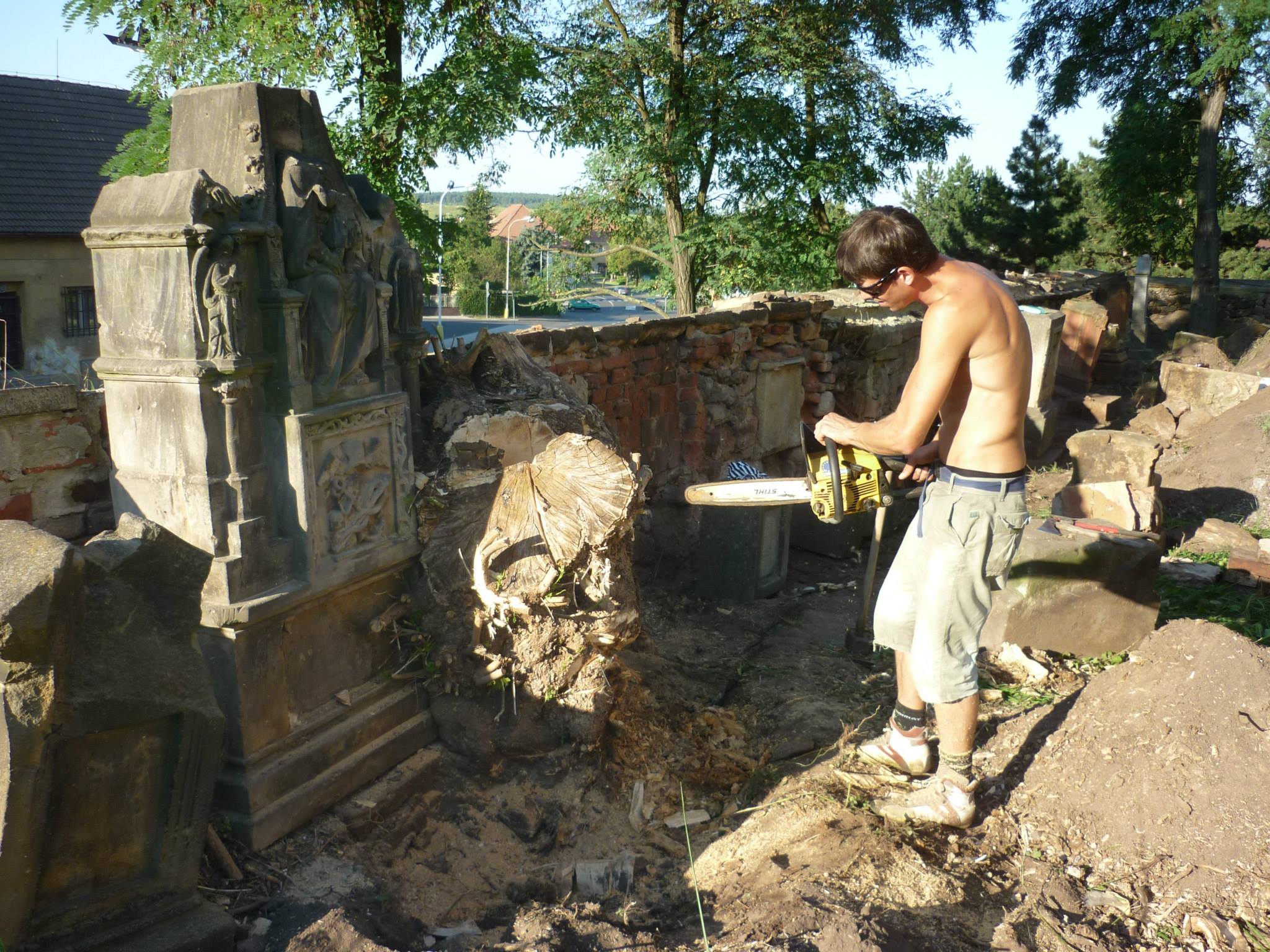 Obnova hřbitova při kostele svatého Jana Křtitele ve Vroutku 2013